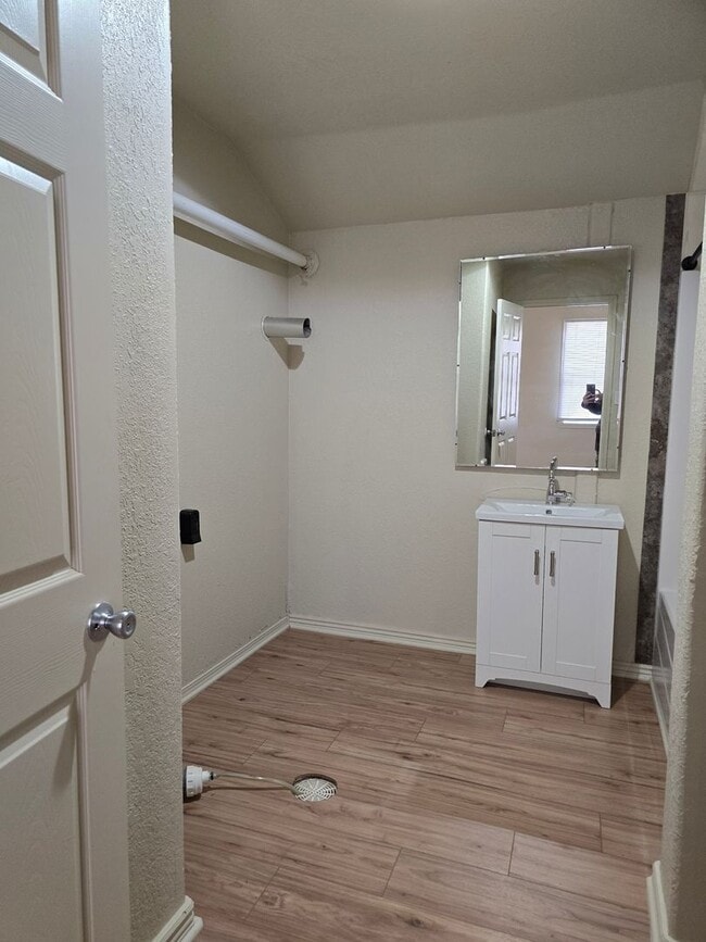 Building Photo - Cozy 2 Bedroom Cottage