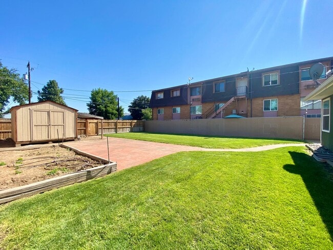 Building Photo - Updated Selah Home with Large Yard