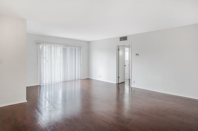 Building Photo - 320 N La Peer Dr