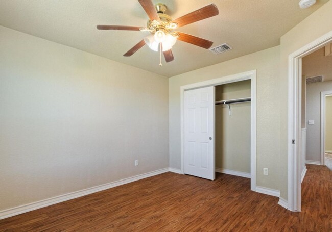 Building Photo - Spacious 3 bedroom 2.5 Bath Duplex in Gate...