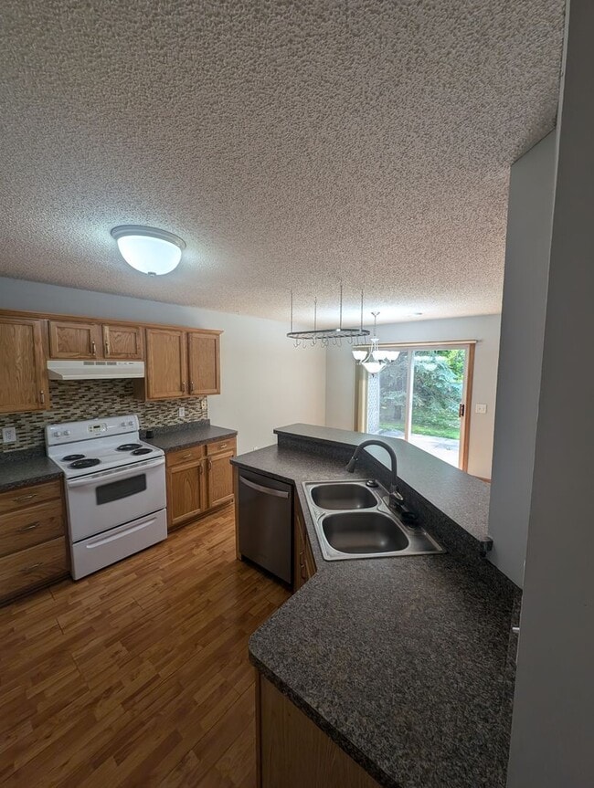 Building Photo - Updated 3BR Townhome in Eagan – Close to S...