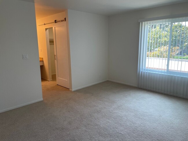 Building Photo - 1033 Fontana Dr