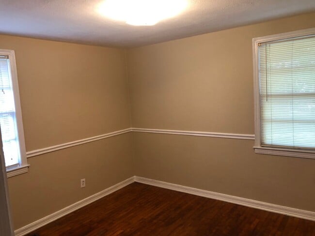 Building Photo - r2302