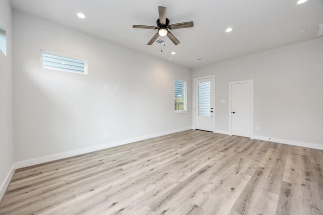 Building Photo - 318 Charlock St