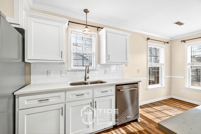 Building Photo - Modern Comfort in North Charleston