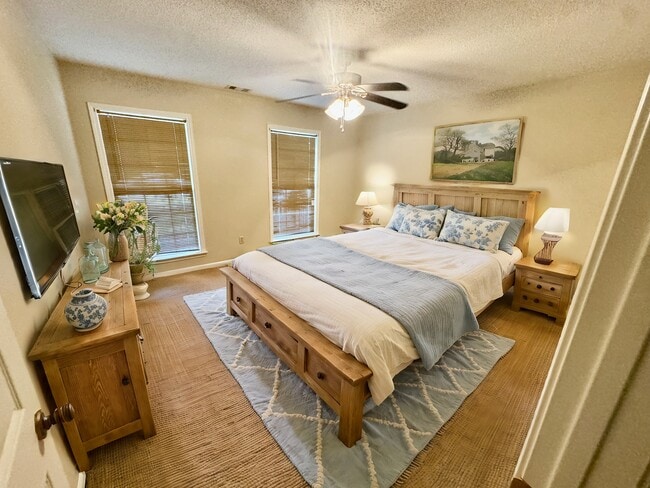 Building Photo - 802 N Taylor Ct