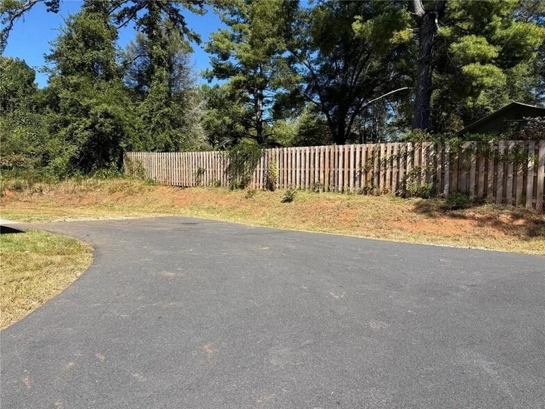 Building Photo - 635 Ben Higgins Rd