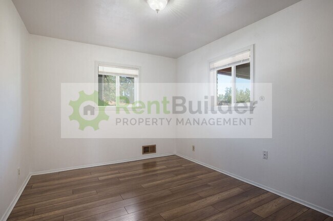 Building Photo - 8304 Dellwood Rd NE