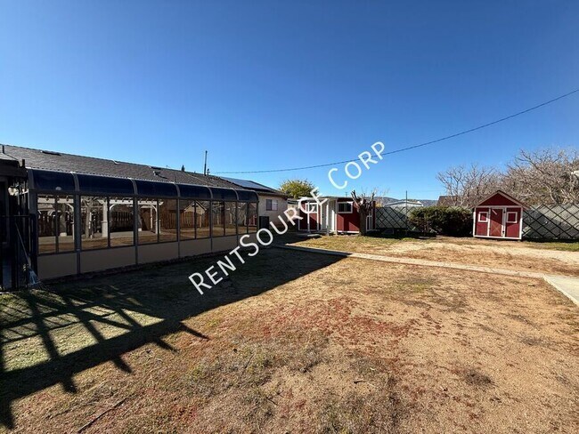 Building Photo - 4827 W Ave L 6