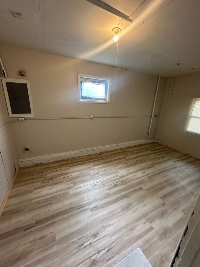 Building Photo - 3 bedroom 1 Bath