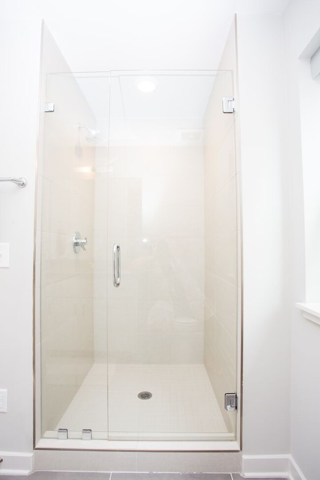 Building Photo - Beautifully Partially Furnished or Unfurni...