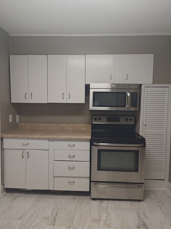 Building Photo - August Special! Application/Reservation Fe...