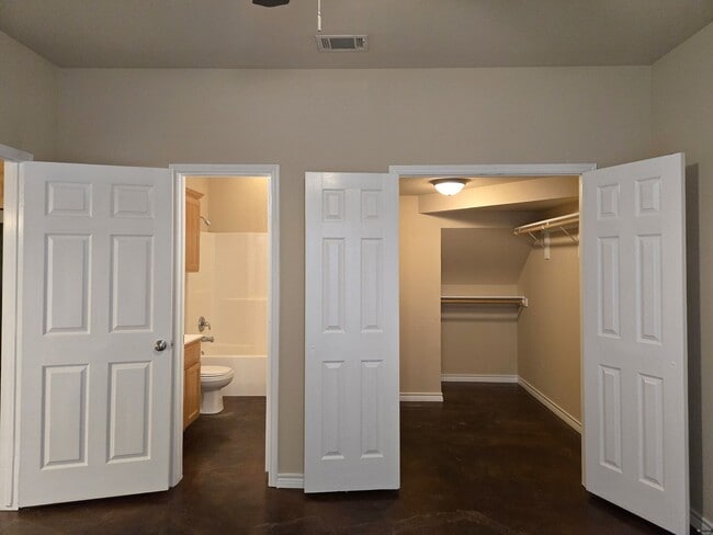 Building Photo - Robinson Townhome