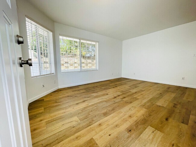 Building Photo - Beautifully Upgraded Apartment in Gated Co...