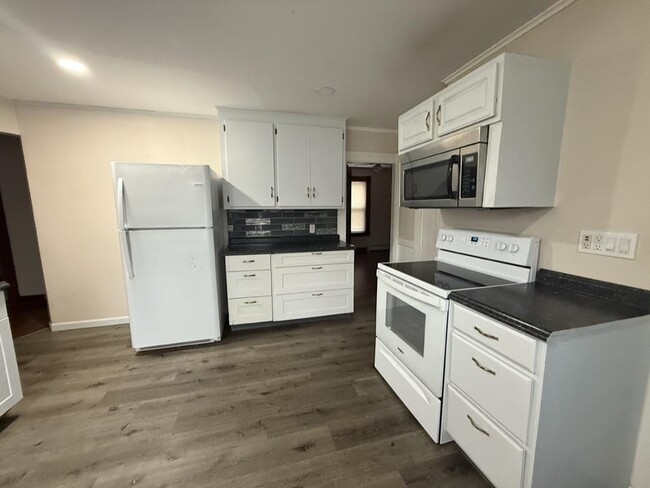 Building Photo - 672 Central St