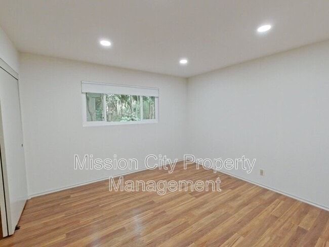 Building Photo - 916 San Andres St