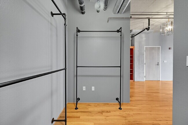 Building Photo - $2,595.00, 1 bed, 1.5. bath located in Denver