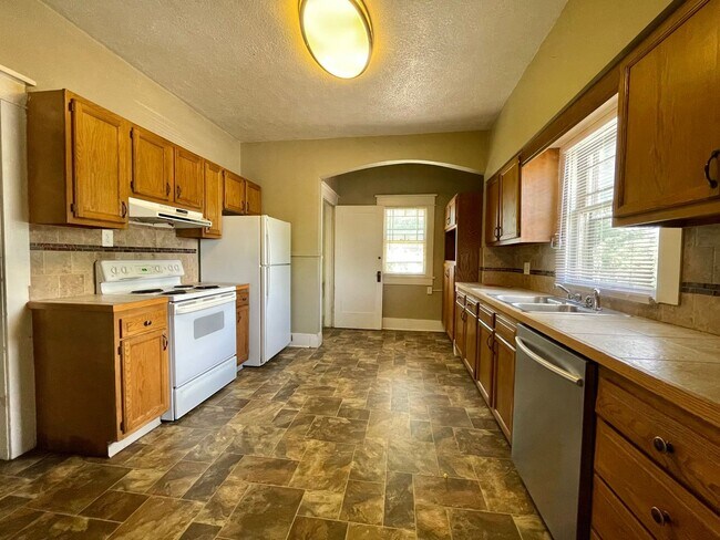 Building Photo - AVAILABLE NOW!! Move-In Special! Half Off ...
