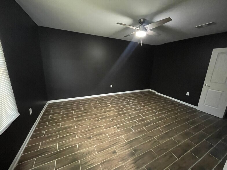 Building Photo - 1555 Swan Ave