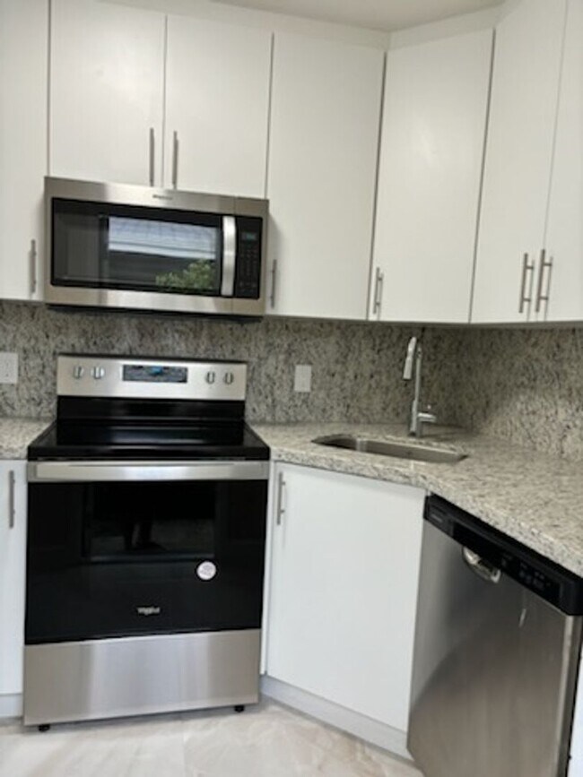 Building Photo - 702