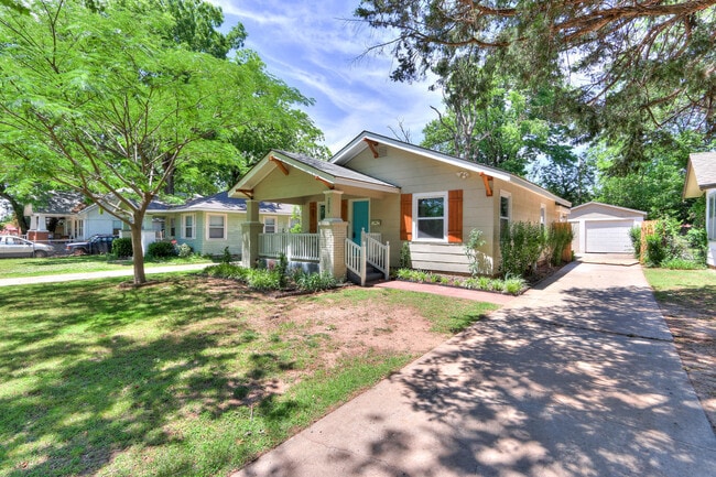 Building Photo - Remodeled Retreat w/ Covered Patio, Front ...