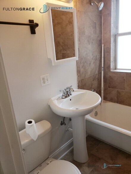 Building Photo - 2063 W Lawrence Ave