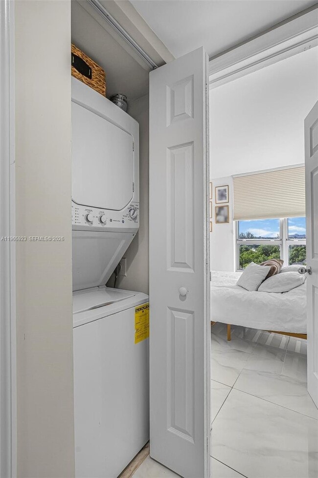 Building Photo - 3500 Mystic Pointe Dr