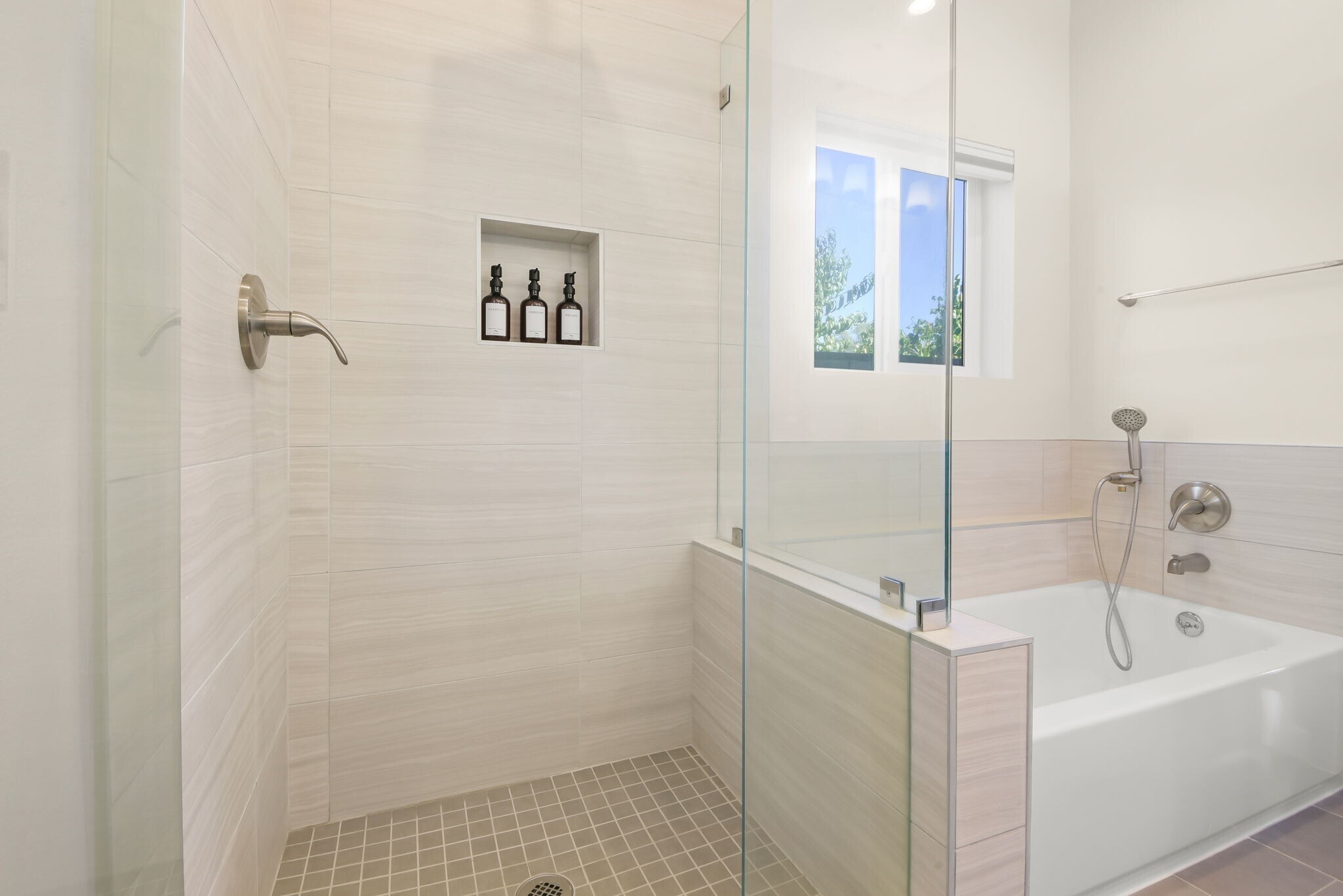 Main Bathroom - 6533 Ben Ave