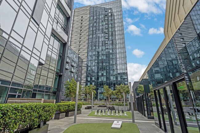 Building Photo - 18 10th St