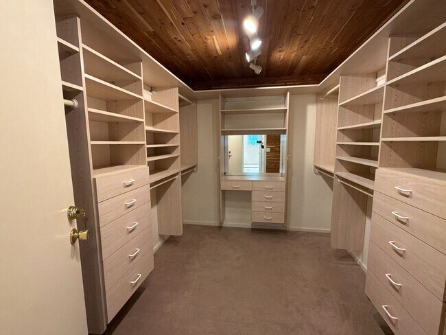 Building Photo - Six Raven Way LLC