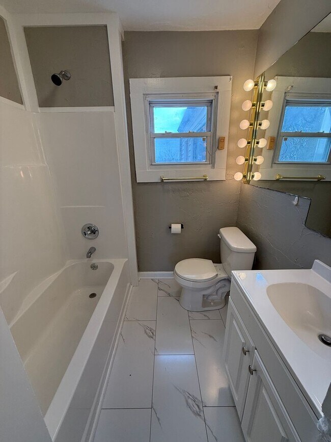 Building Photo - Charming 3 Bedroom 1 Bath home convenient to Middlebrook Pike in the West View Community