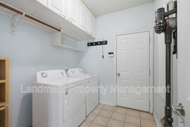 Building Photo - 2115 Lexington Dr