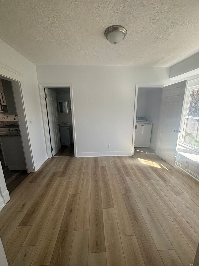 Building Photo - 4bd/1.5b Single Section 8/Cash Pay