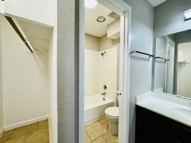 Building Photo - 2 bed, 2 bath, 2 Car Garage, 1-story