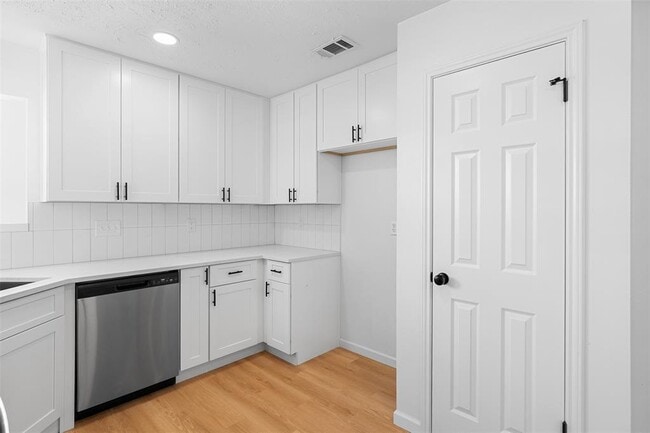 Building Photo - 16307 Essex Cove