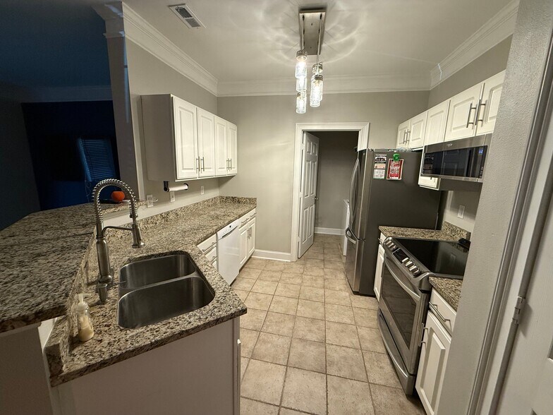 Building Photo - 1421 Cambridge Lakes Dr