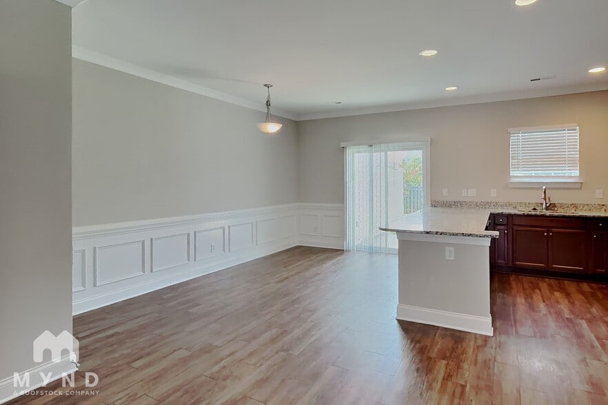 Building Photo - 351 Halton Crossing Dr SW