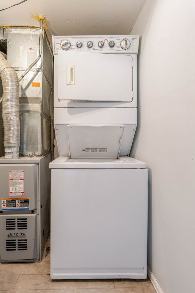 Building Photo - $1363 | 2BR/1BA Duplex | Cozy Home Near Be...