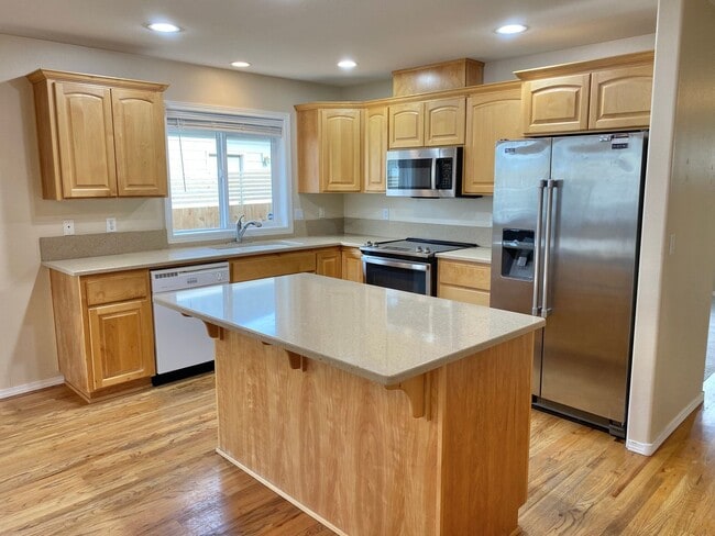 Building Photo - Spacious single-level 3 BR + office in NE ...