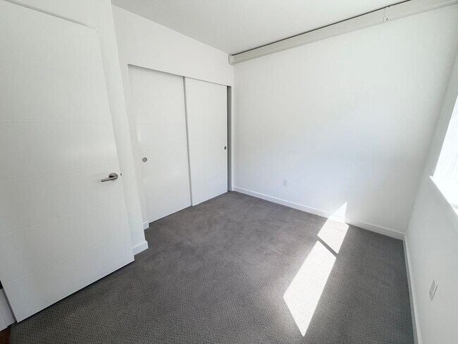 Building Photo - Modern Contemporary Townhome just one block from the Light Rail!