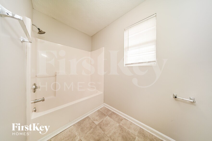 Building Photo - 350 Country Club Dr