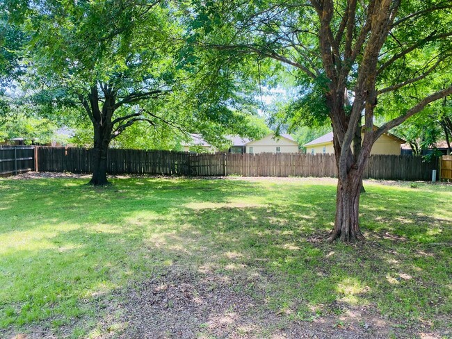 Building Photo - Lovely Home in Downtown Granbury