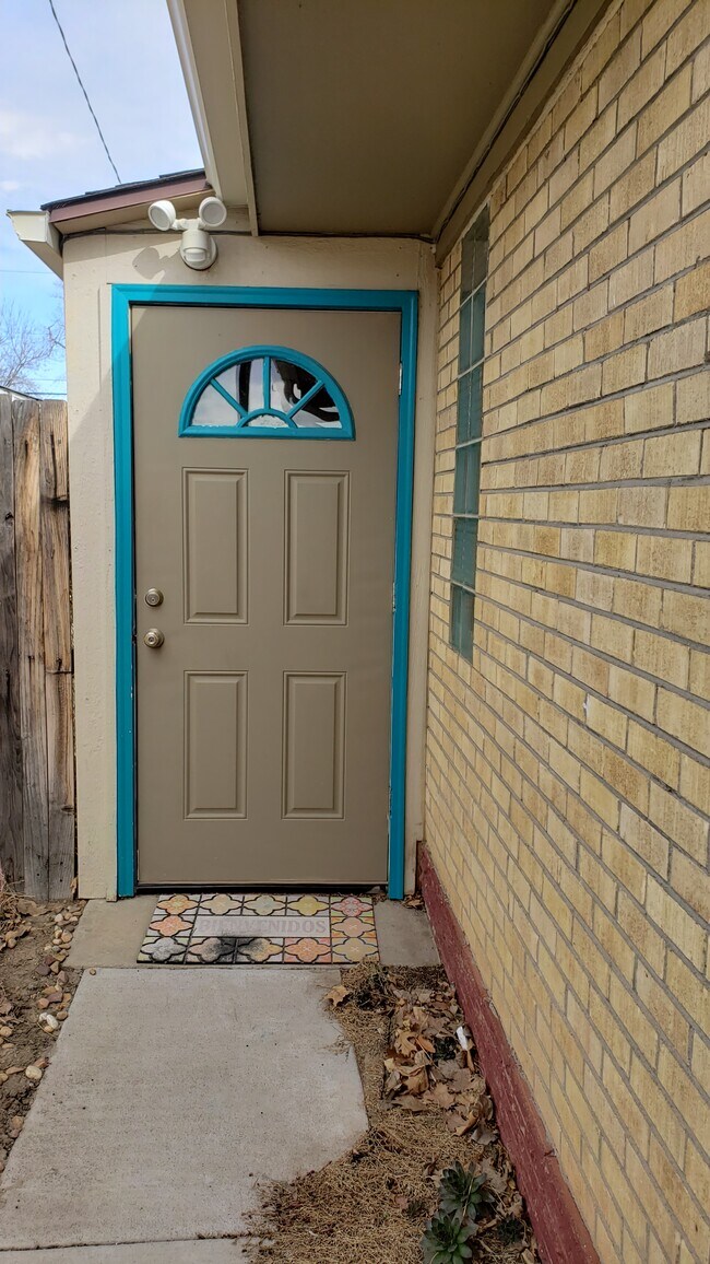 Private entry - 3250 Jasmine St