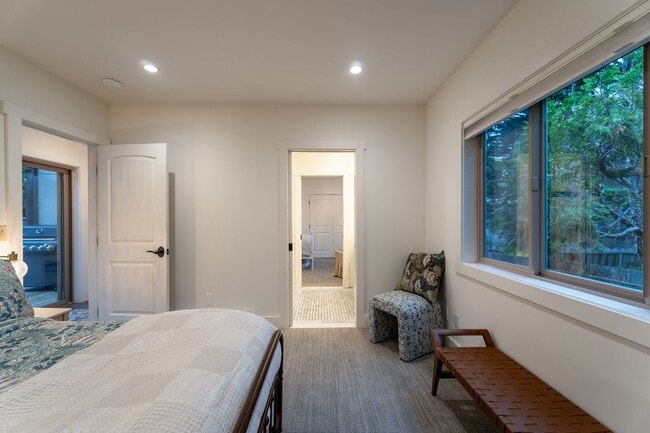 Building Photo - 610 Forest Ave