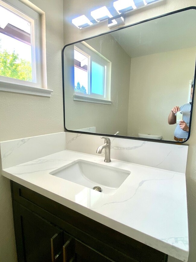 Building Photo - RECENTLY RENOVATED 4 BED, 2.5 BATH HOME ON CORNER LOT