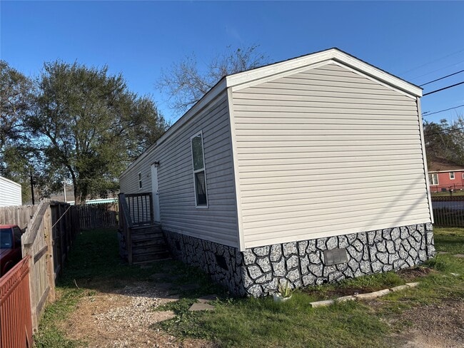 Building Photo - 608 Clear Lake Rd