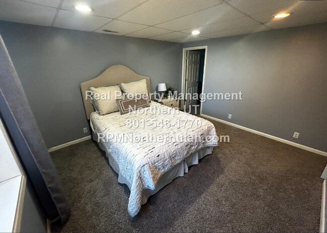 Building Photo - Large 5 bedroom home coming available in Layton