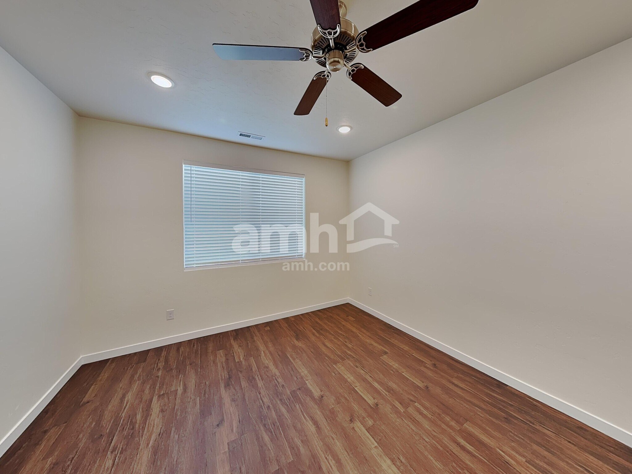 Building Photo - 1565 N Barkvine Ave