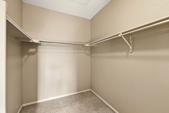 Building Photo - 2 Bed 2 Bath Condo With Balcony!