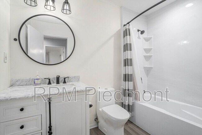 Building Photo - 6820 Glenridge Dr